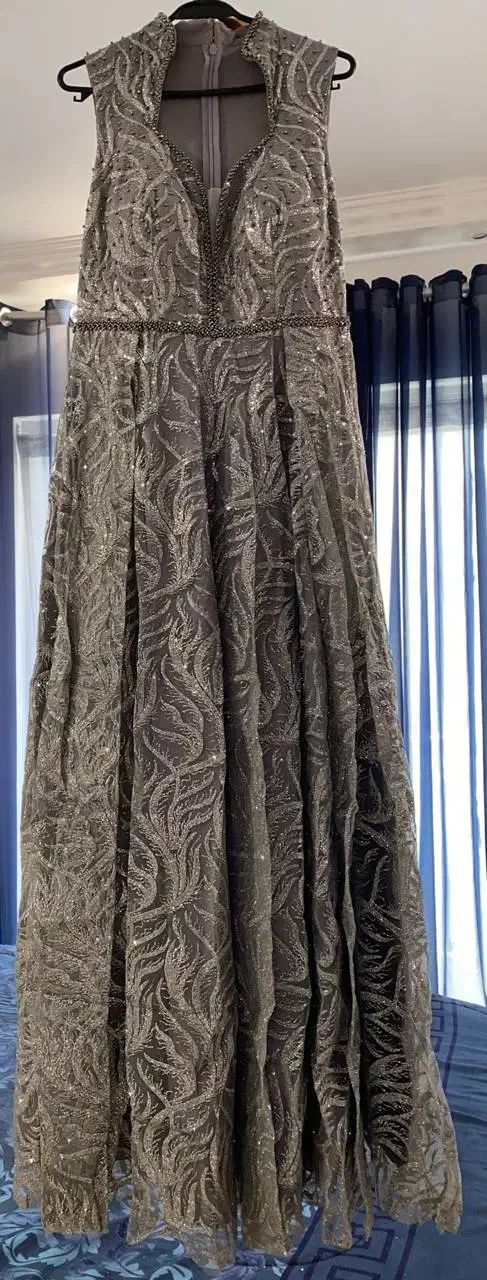 لباس مجلسی است نقره‌ای و مشکی در حد آک نو نو|لباس|رامسر, |دیوار