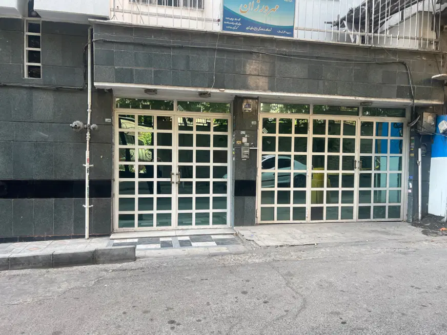 ۸۱۰ متر مستغلات ۴۰۰ متر بنای دوطبقه دیپلمات نشین.