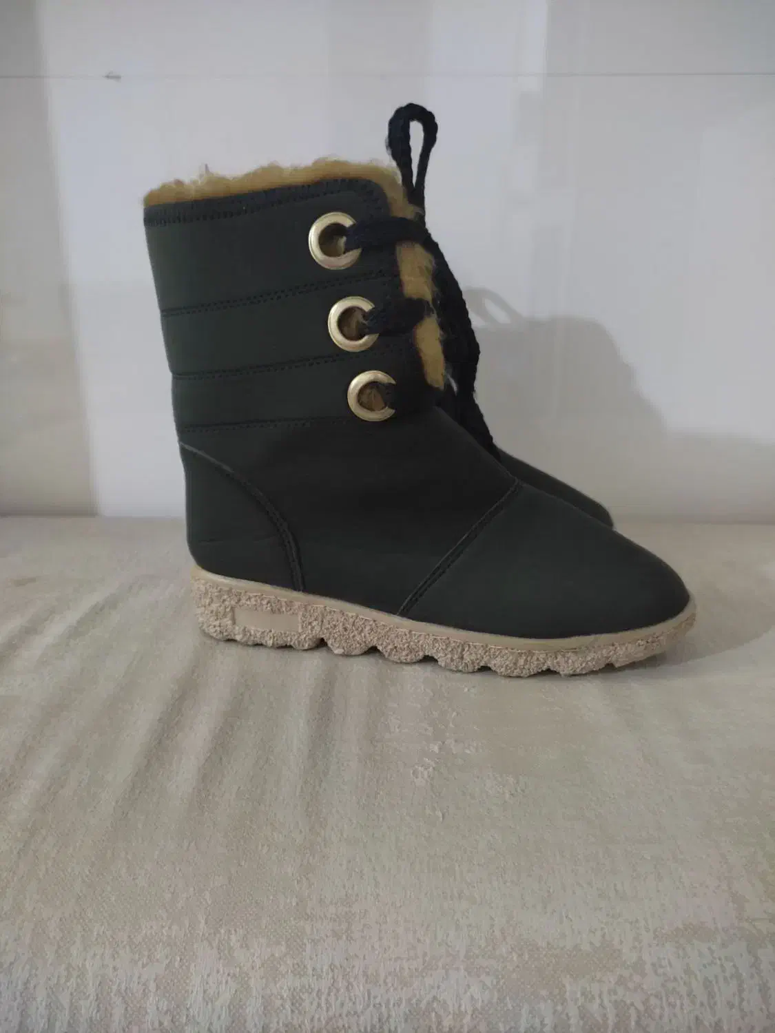 تعدادی کفش نو|کیف، کفش، کمربند|قم, شاه سید علی|دیوار