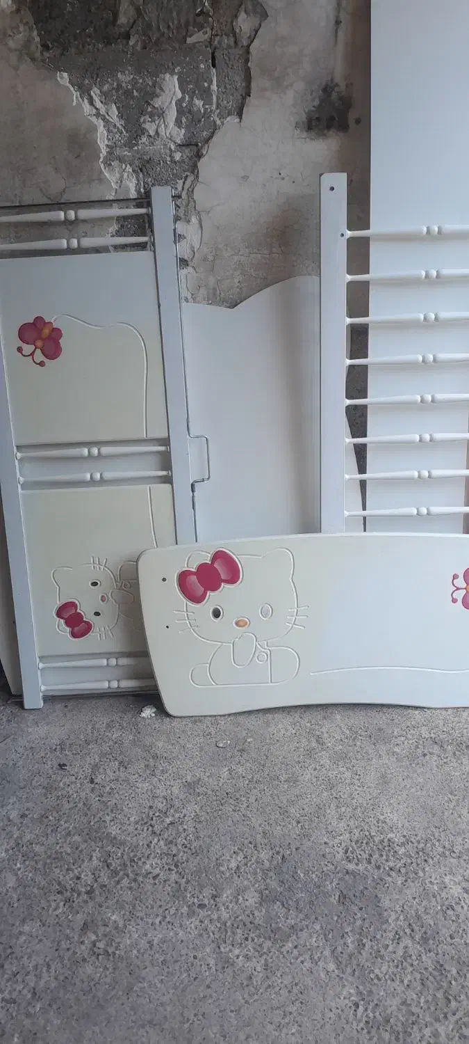فروش فوری تخت دخترانه کیتی|تخت و صندلی بچه|رشت, گیل|دیوار