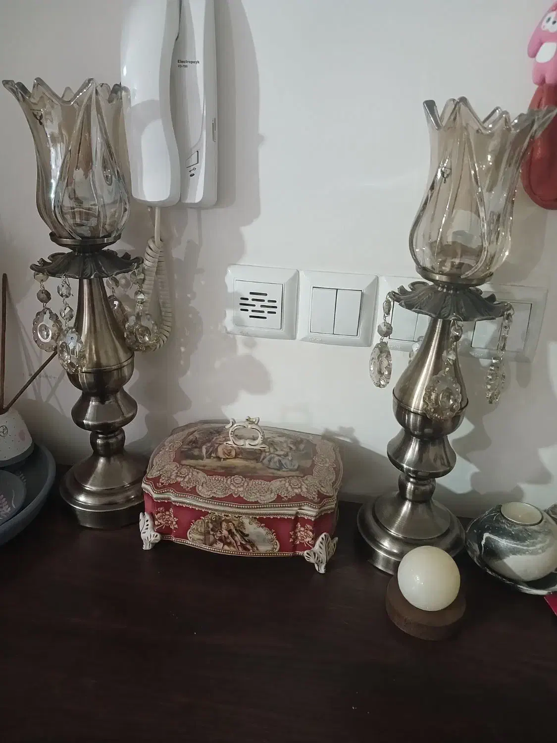 یک جفت چراغ لاله ایی|چراغ خواب و آباژور|پرند, فاز ۴|دیوار