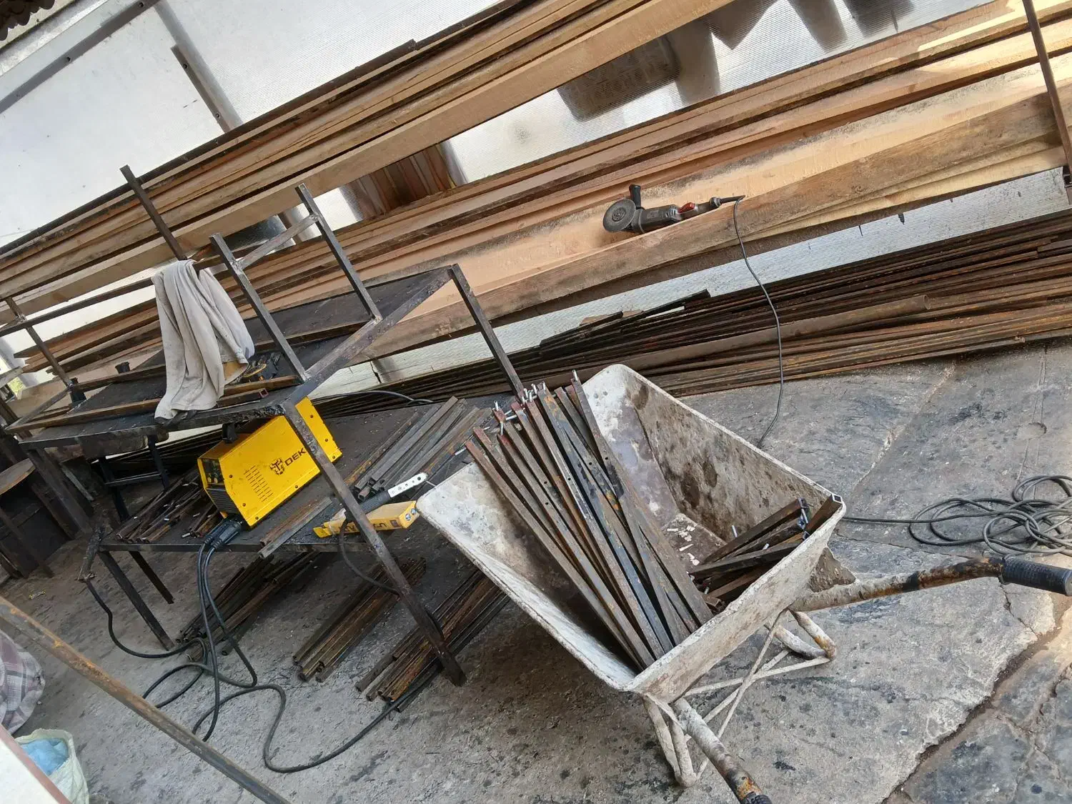 صندلی ،میز کمجا نرده ای ۶۷ s (چوب فلز)|میز و صندلی غذاخوری|رشت, حومه رشت|دیوار