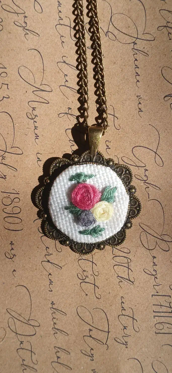 گردنبند گلدوزی|صنایع دستی و سایر لوازم تزئینی|رشت, جانبازان|دیوار