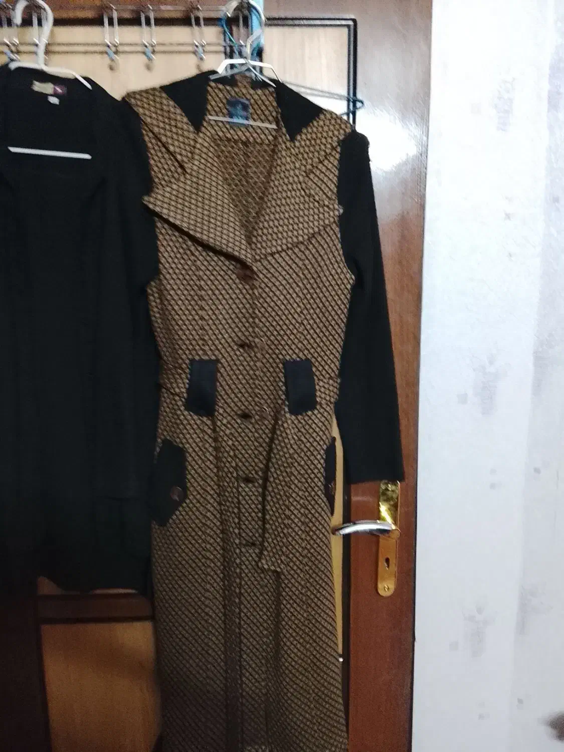 2عدد پالتو|لباس|شاهین‌شهر, خبرنگار|دیوار