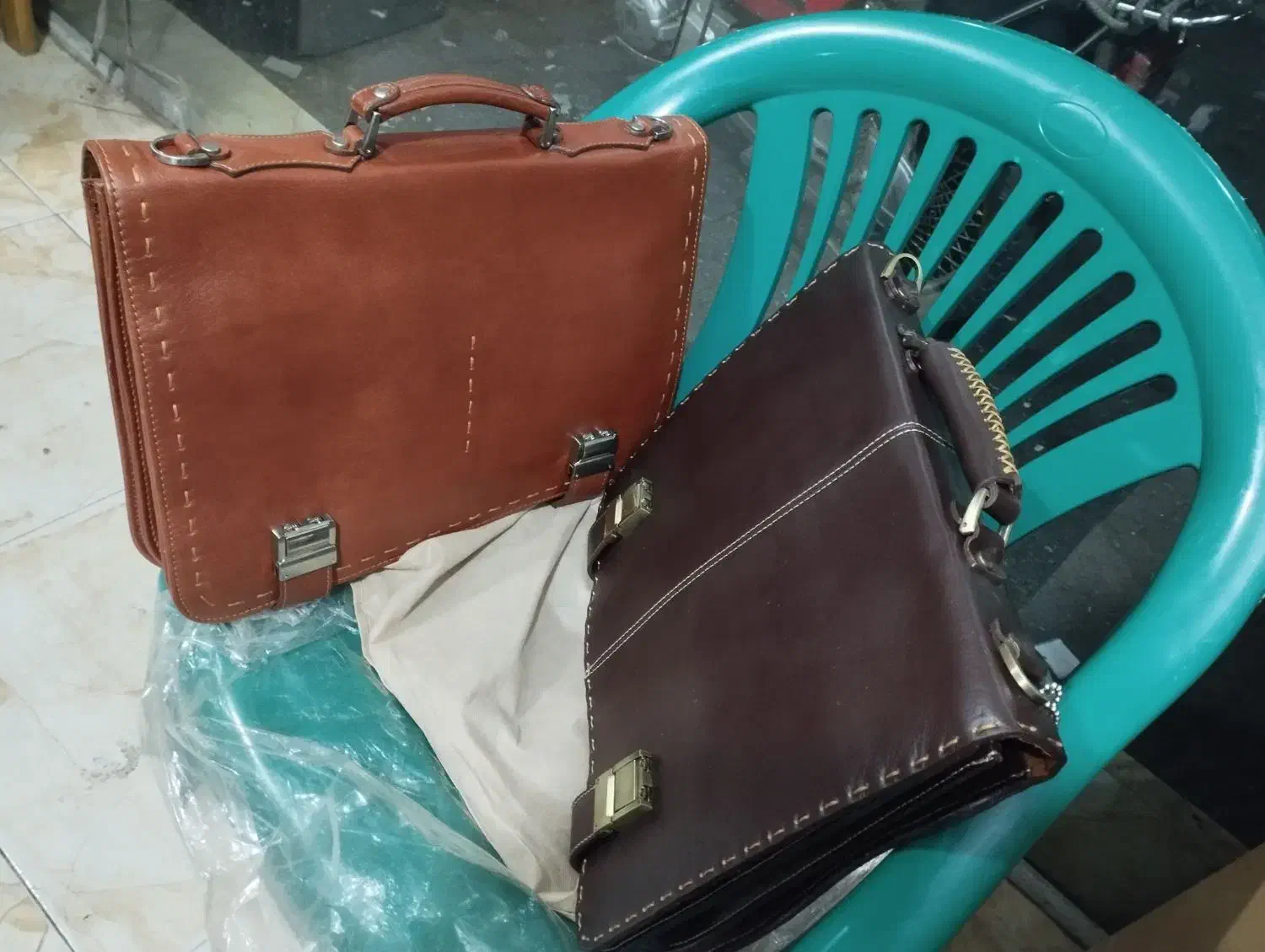2 عدد کیف کهن چرم (نو) چرم طبیعی|کیف، کفش، کمربند|رشت, تازه آباد|دیوار
