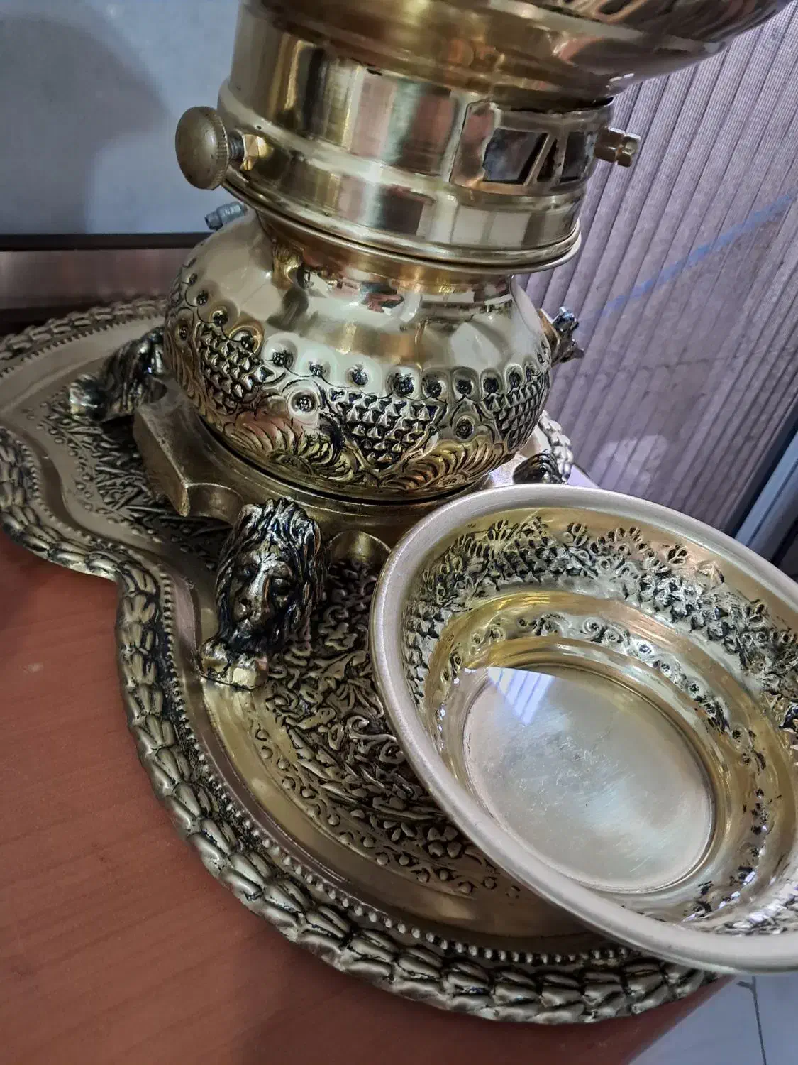 سماور برنجی اعلا اصفهان کار دست طرح هخامنش|سماور، چایساز، قهوهساز|رشت, هلال احمر|دیوار