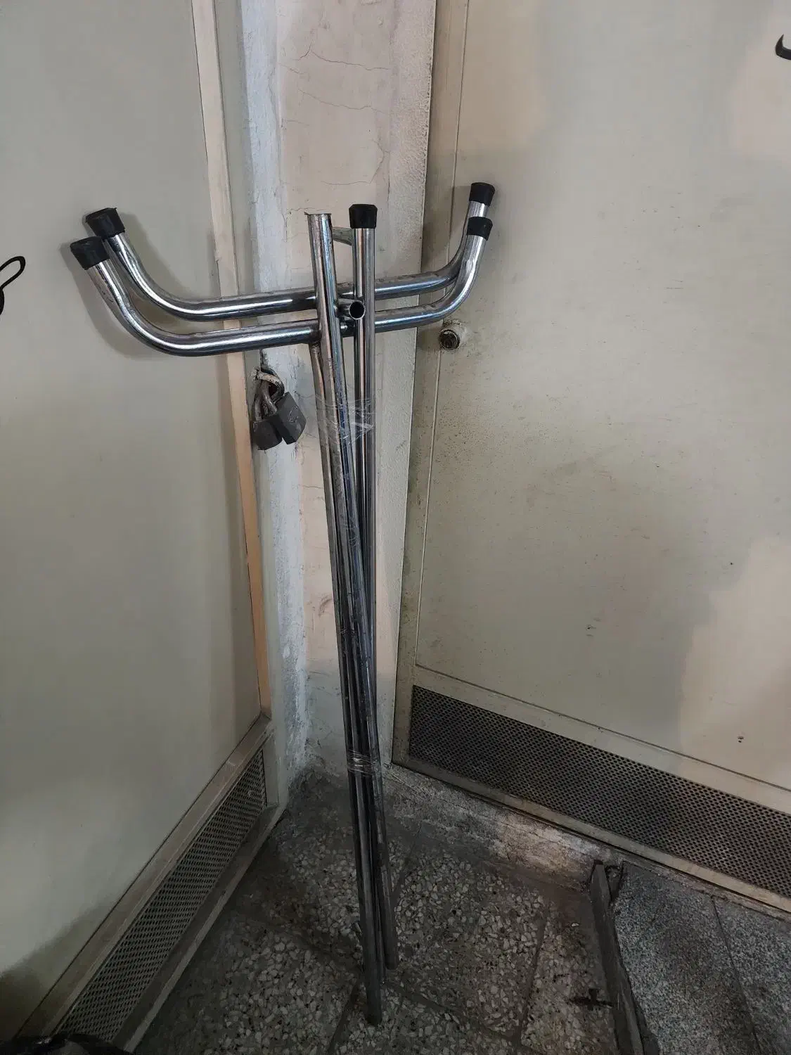 رگال لباس فلزی|بندرخت و رخت‌آویز|تهران, طرشت|دیوار