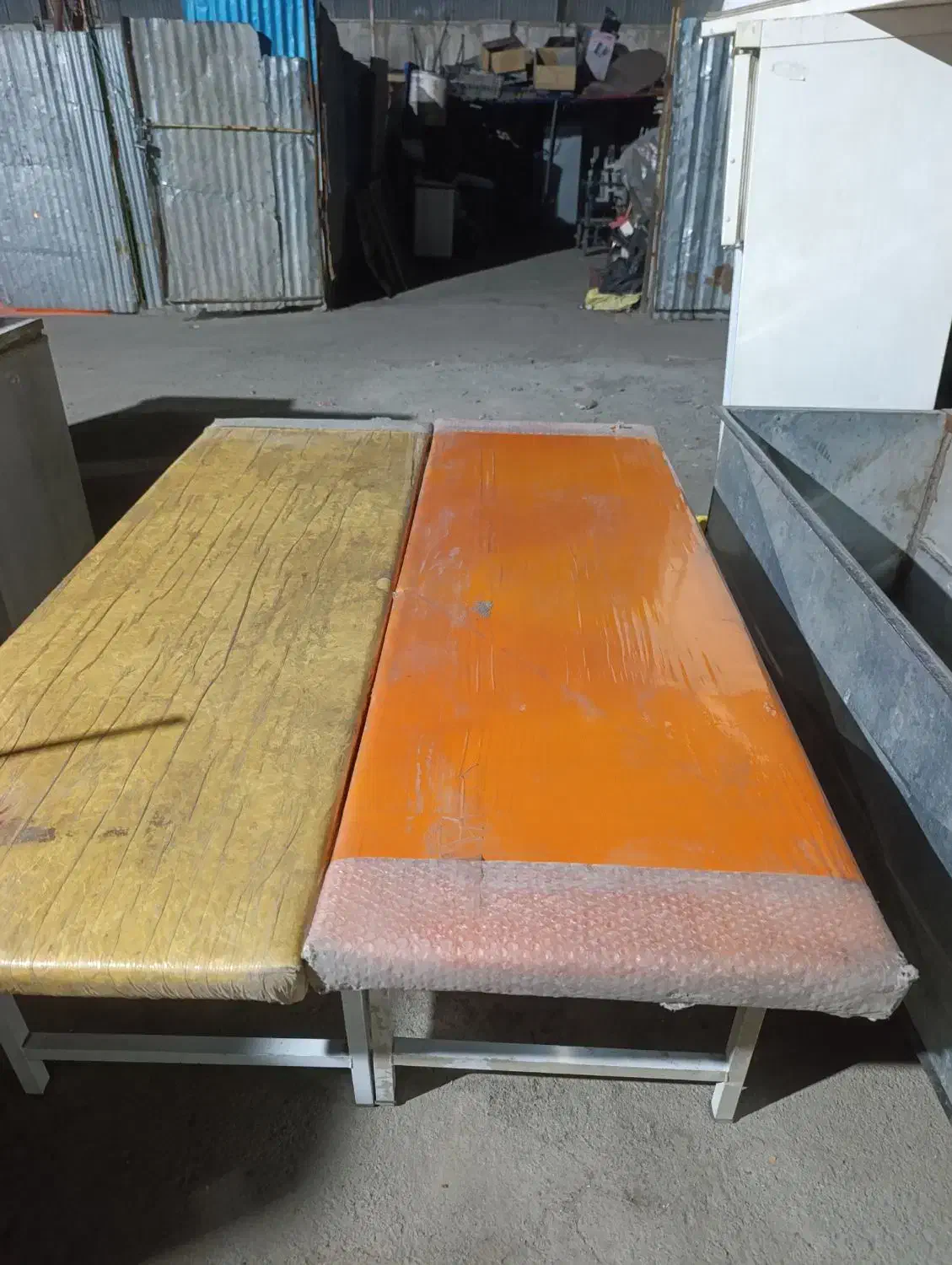 دوعددتخت ماساژ یک عدد صندلی اصلاح سالم|آرایشگاه و سالن‌های زیبایی|ری, ملک‌آباد|دیوار