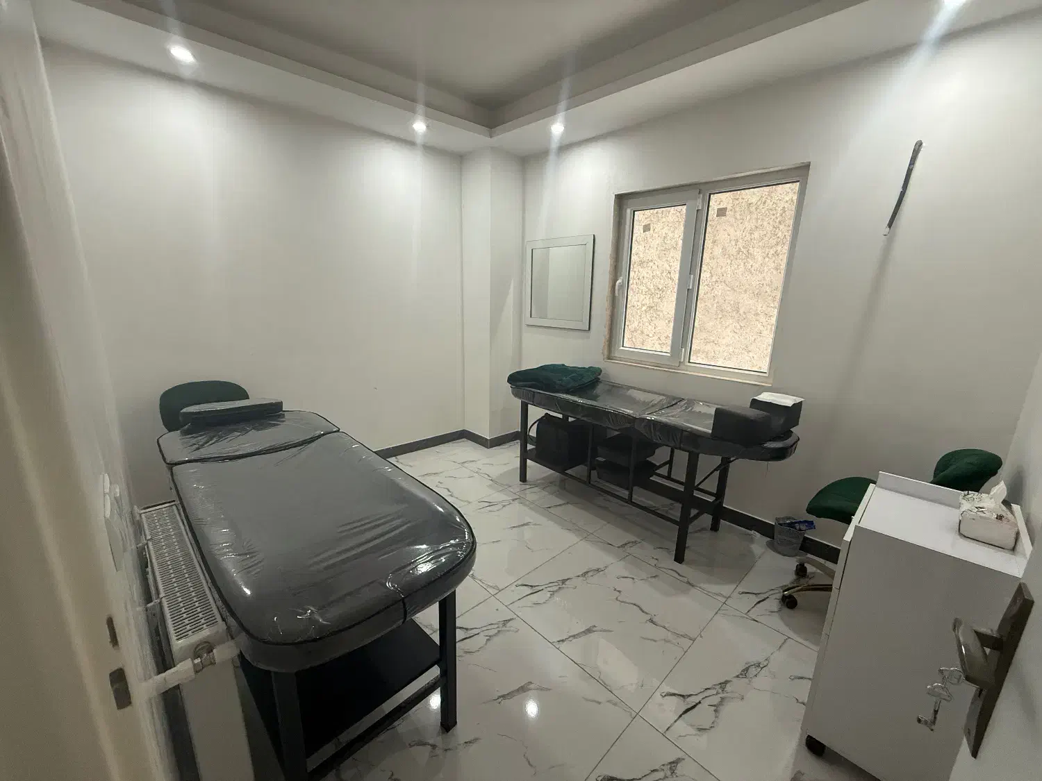 اجاره میز ناخن، میکاپ، رنگ و لایت، فیشیال|استخدام درمانی، زیبایی، بهداشتی|رشت, سعدی (تختی)|دیوار