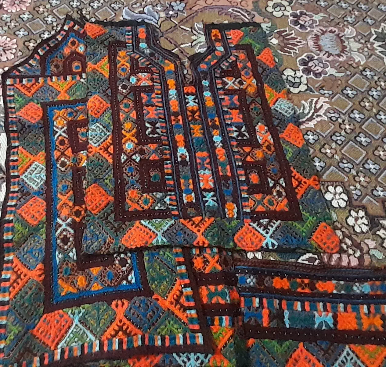 زی آستین دست دوز|لباس|فهرج, |دیوار