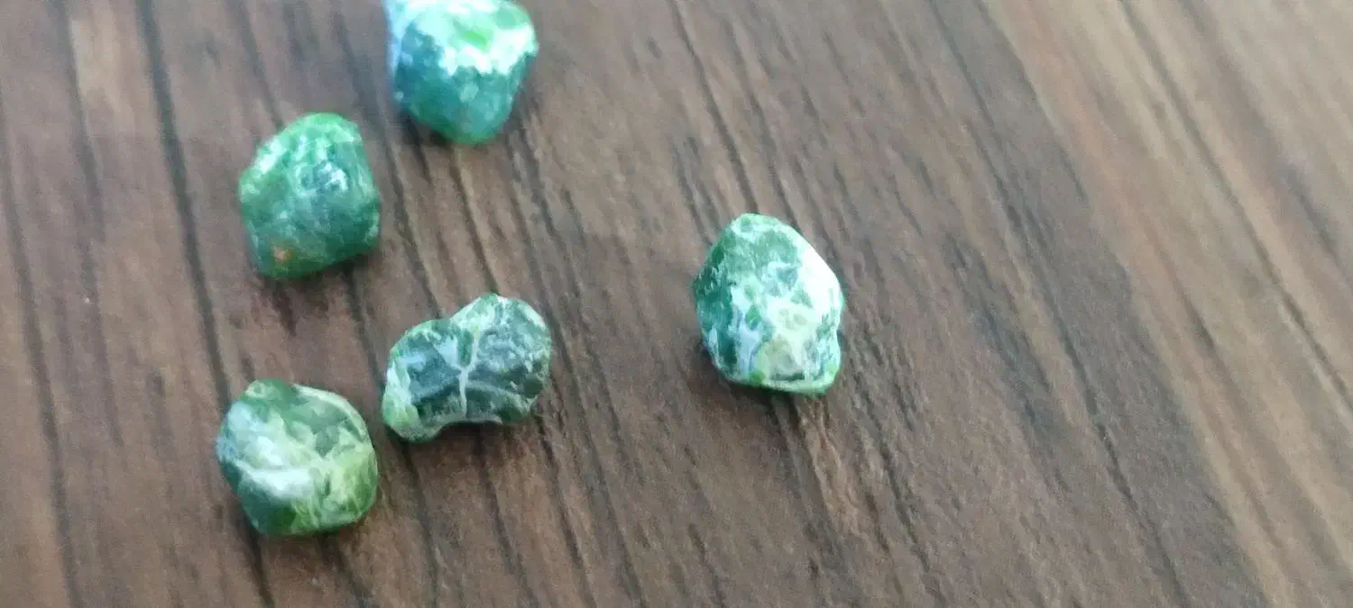 سنگ راف گارنت سبز و طبیعی|جواهرات|ایرانشهر, |دیوار