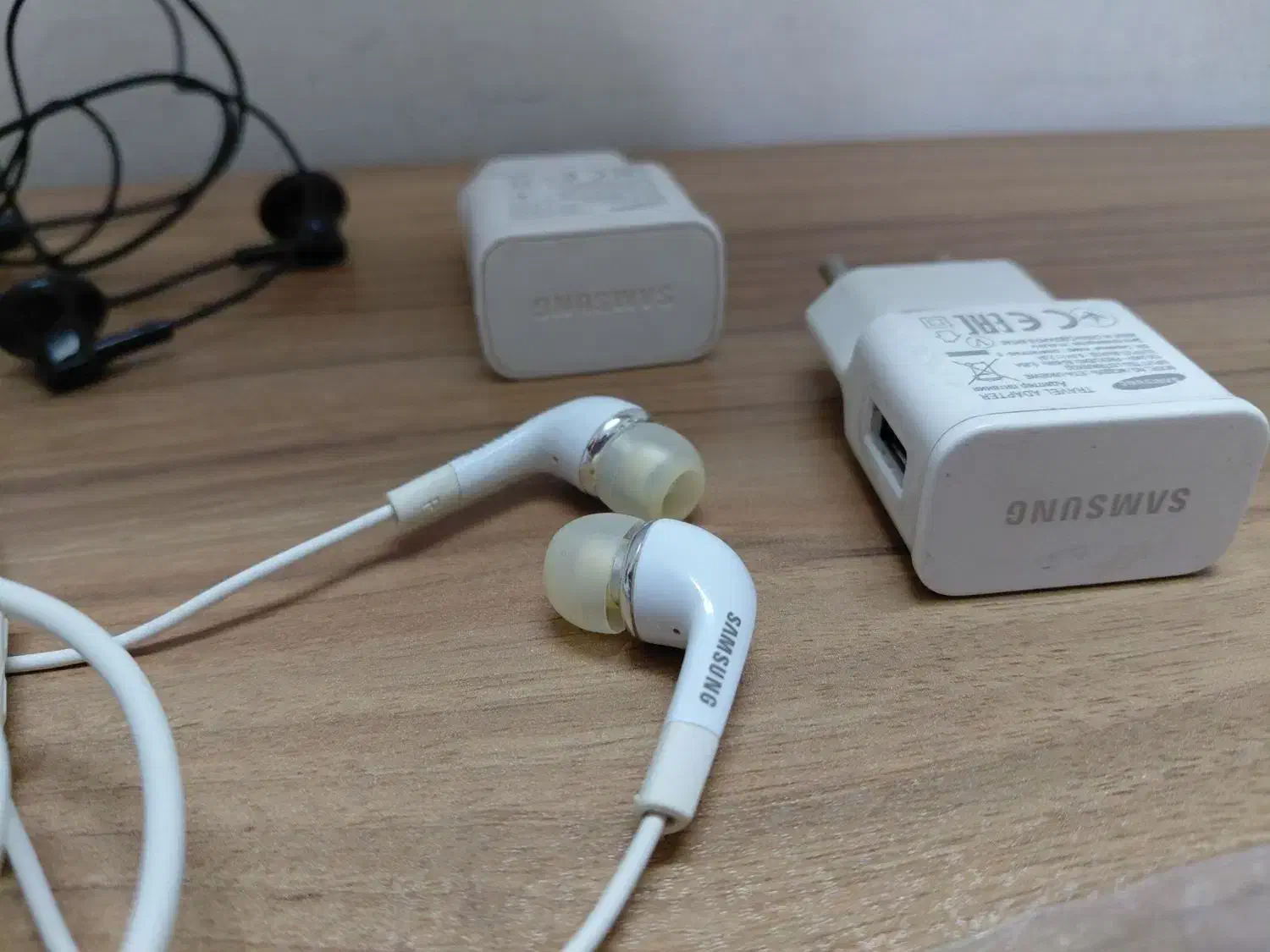 سه عدد هندزفری و دوعدد سری شارژ|لوازم جانبی موبایل و تبلت|فردوسیه, |دیوار