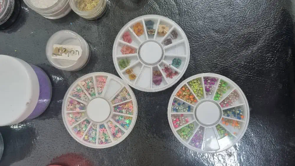 چندین لاک ژل پر وکم دیزاین ۲۵۰۰|آرایشگاه و سالنهای زیبایی|رشت, علی آباد|دیوار