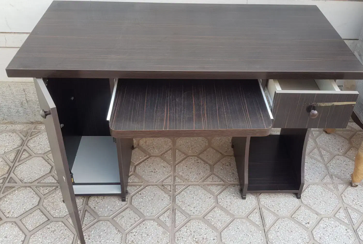 میز تحریر|میز تحریر و کامپیوتر|اصفهان, بهارستان (مخابرات)|دیوار