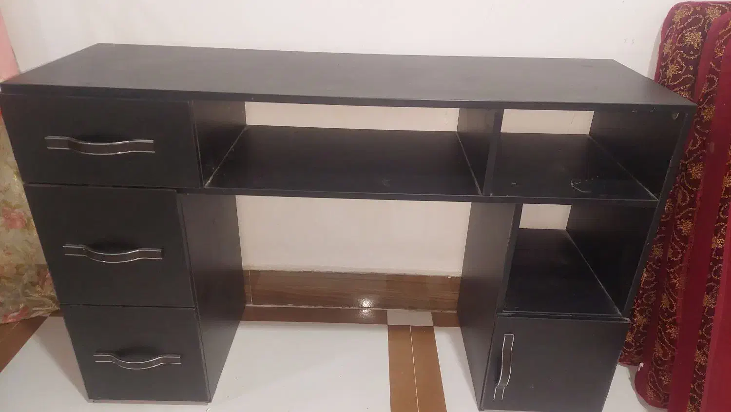 ۴عدد پشتی یک عدد میز و ۲عدد قالی قرمز|پشتی|خرمشهر, |دیوار