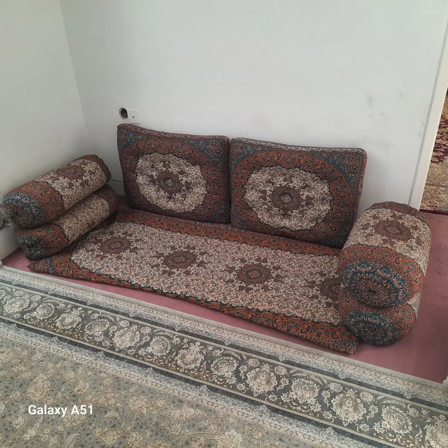 پشتی وبالش|رختخواب، بالش، پتو|شیراز, شیشهگری|دیوار