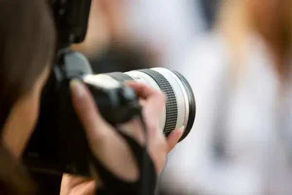 استخدام نیروی خانم آشنا به ادیت و عکاسی در آتلیه|استخدام هنری و رسانه|صدرا-فارس, فاز ۱|دیوار