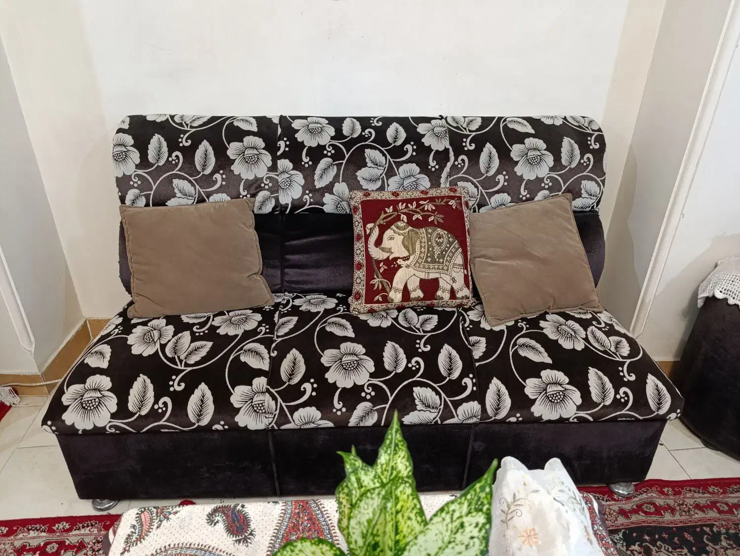 دو دست مبل سه نفره|مبلمان خانگی و میز عسلی|رشت, استقامت ۱|دیوار