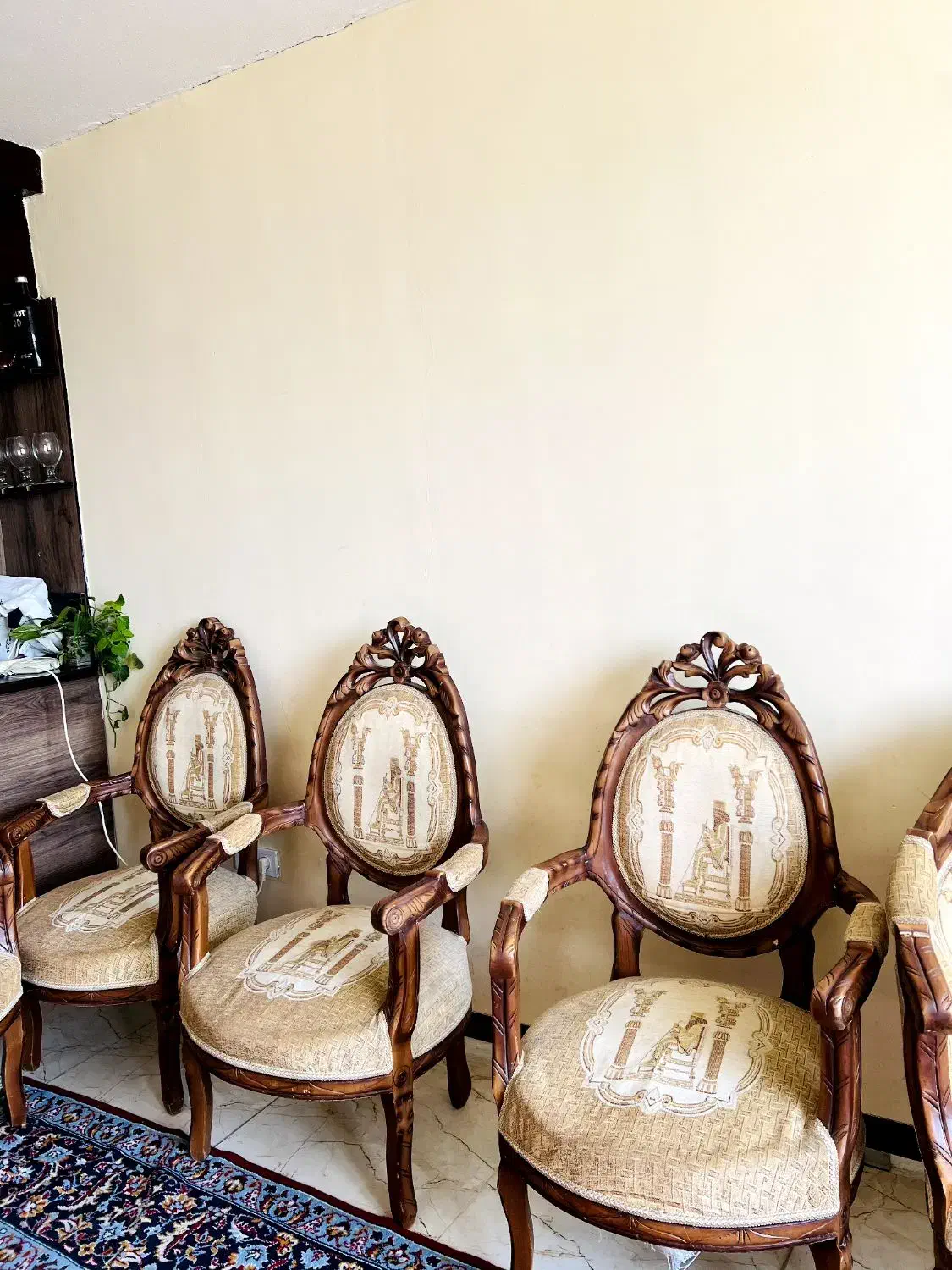 مبل سلطنتی|مبلمان خانگی و میز عسلی|صدرا-فارس, فاز ۱|دیوار