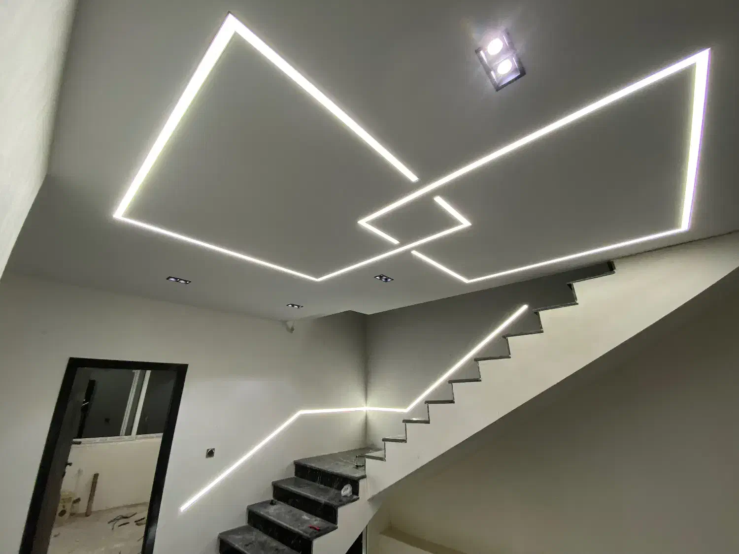 انجام تمامی امور برقکاری و سیم کشی هوشمند و ساده|خدمات پیشه و مهارت|رشت, دیلمان|دیوار