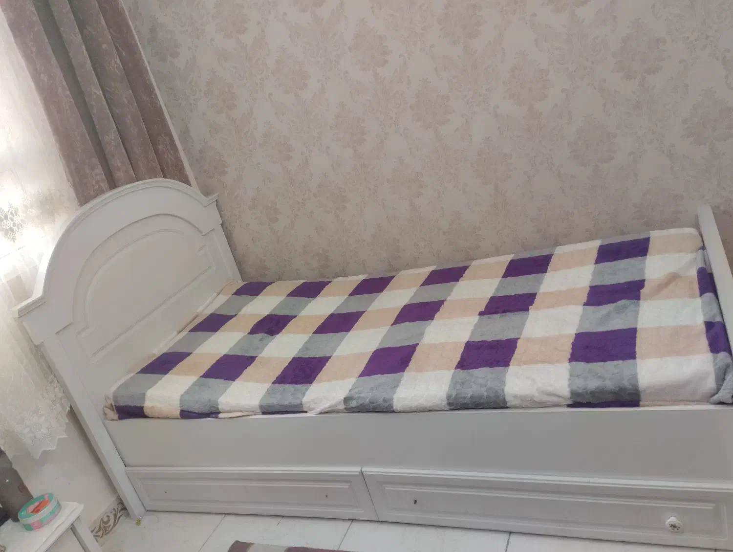 تخت تک نفره سفید|تخت و صندلی بچه|اسلام‌شهر, صادقیه|دیوار
