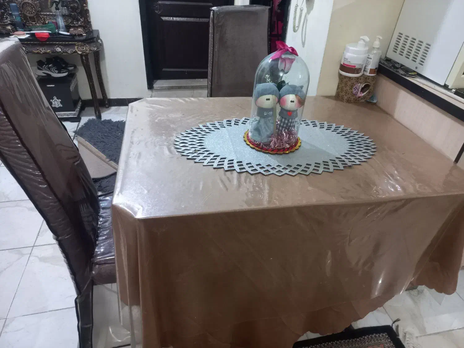 مبل ۷نفره چوبی سالم و تمیز+میز ناهار خوری|مبلمان خانگی و میز عسلی|پرند, فاز ۳|دیوار