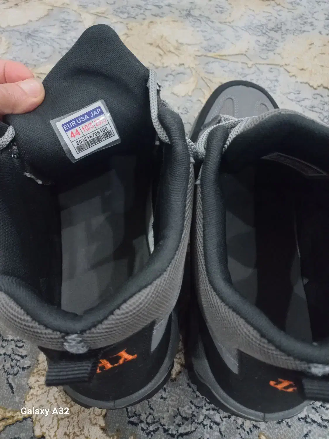 کفش کتونی|کیف، کفش، کمربند|رشت, باهنر|دیوار