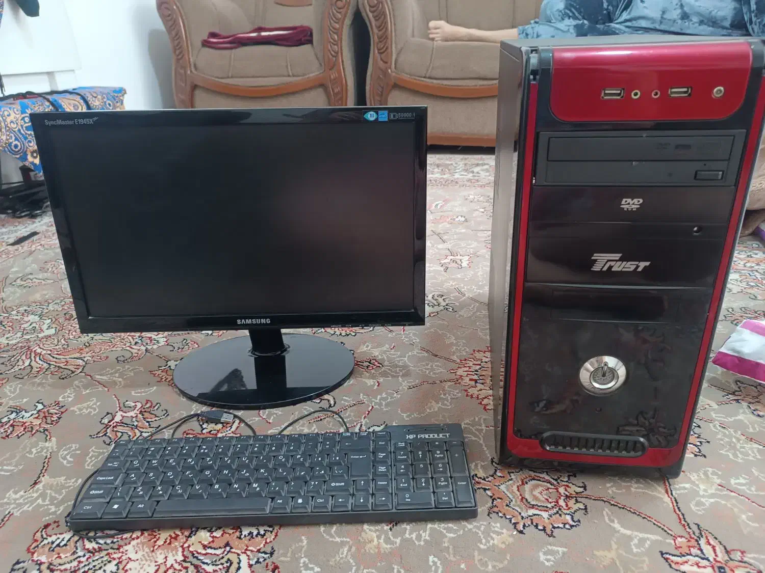 مانیتور سامسونگ و کیس کامپیوتر با کیبورد باهم|رایانه رومیزی|پرند, فاز ۶|دیوار