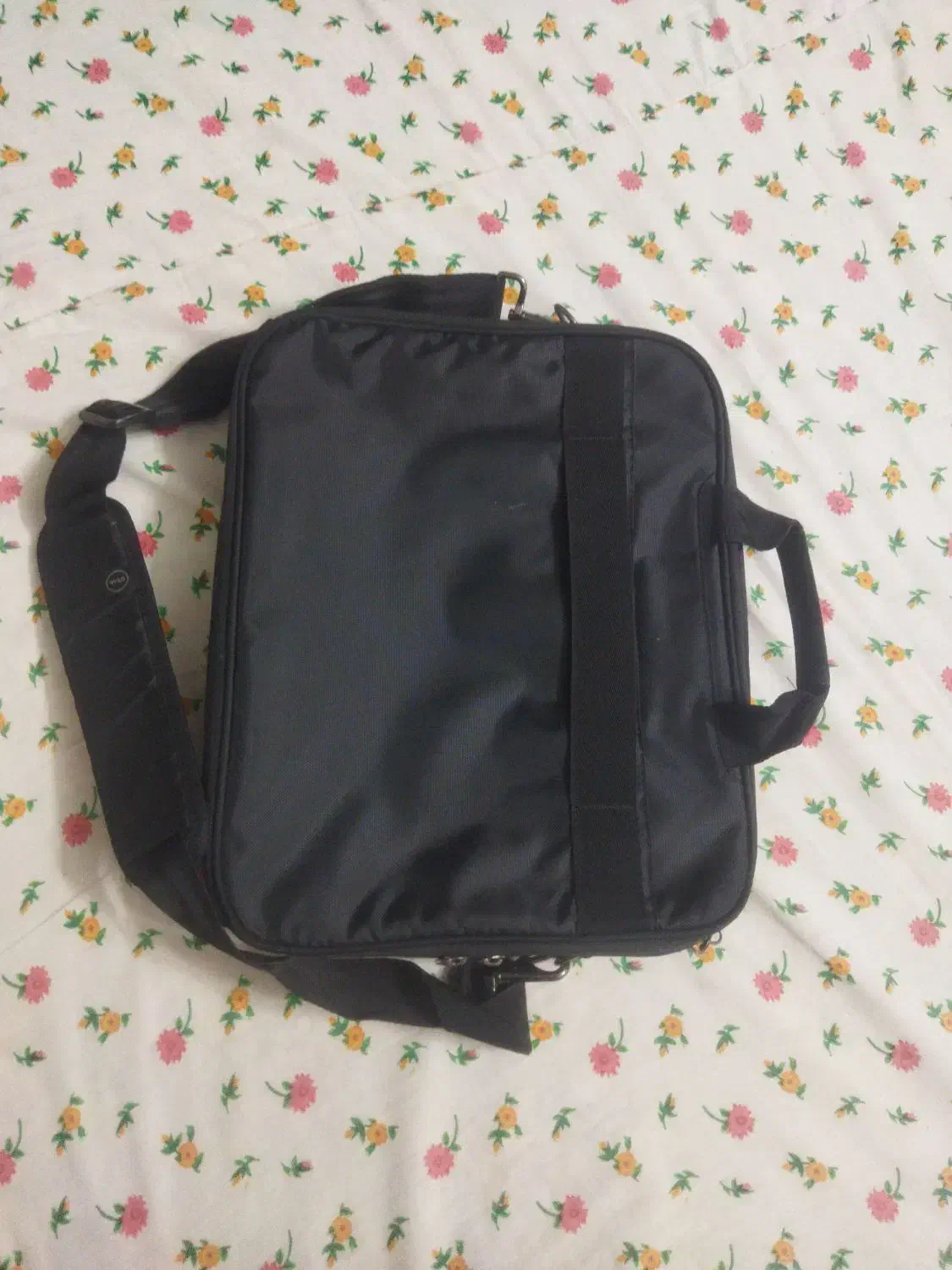 کـیف|کیف، کفش، کمربند|پیشوا, |دیوار