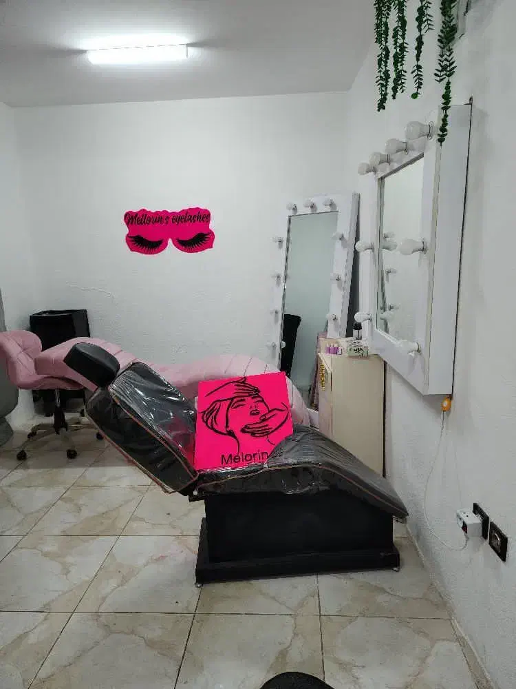 تخت مژه  صورتی و  سن پدیکور باصندلی فوری|آرایشگاه و سالن‌های زیبایی|رشت, حاجی آباد|دیوار