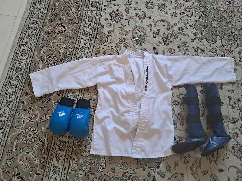 لباس کاراته و ضربه گیر پا و مشت|کفش و لباس بچه|برخوار, |دیوار