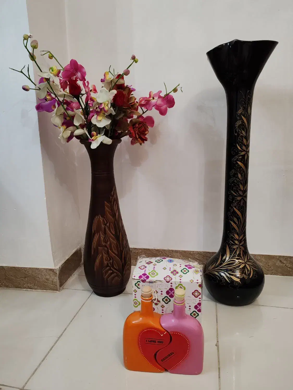 ۲ عددگلدان بزرگ تزئینی و۲ عددکوزه کوچک دکوری|صنایع دستی و سایر لوازم تزئینی|کرمانشاه, |دیوار