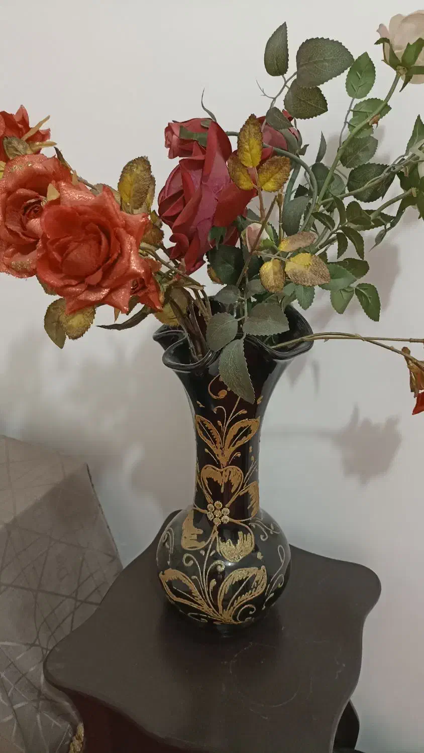 چند شاخه گل وگلدان شیشه ای|گل مصنوعی|قم, امامزاده ابراهیم|دیوار