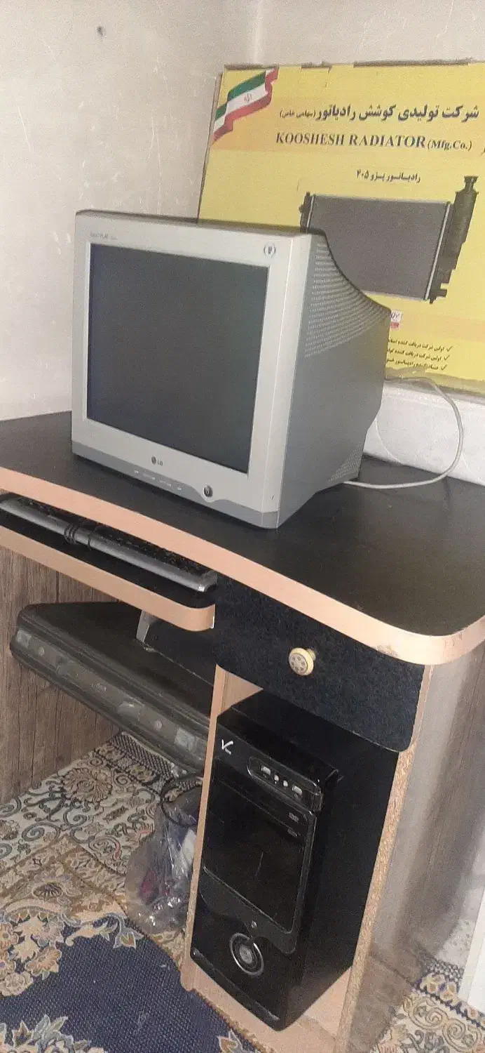 کامپیوتر خانکی به همراه میز و وسیله های جانبی|رایانه رومیزی|شهرضا, |دیوار