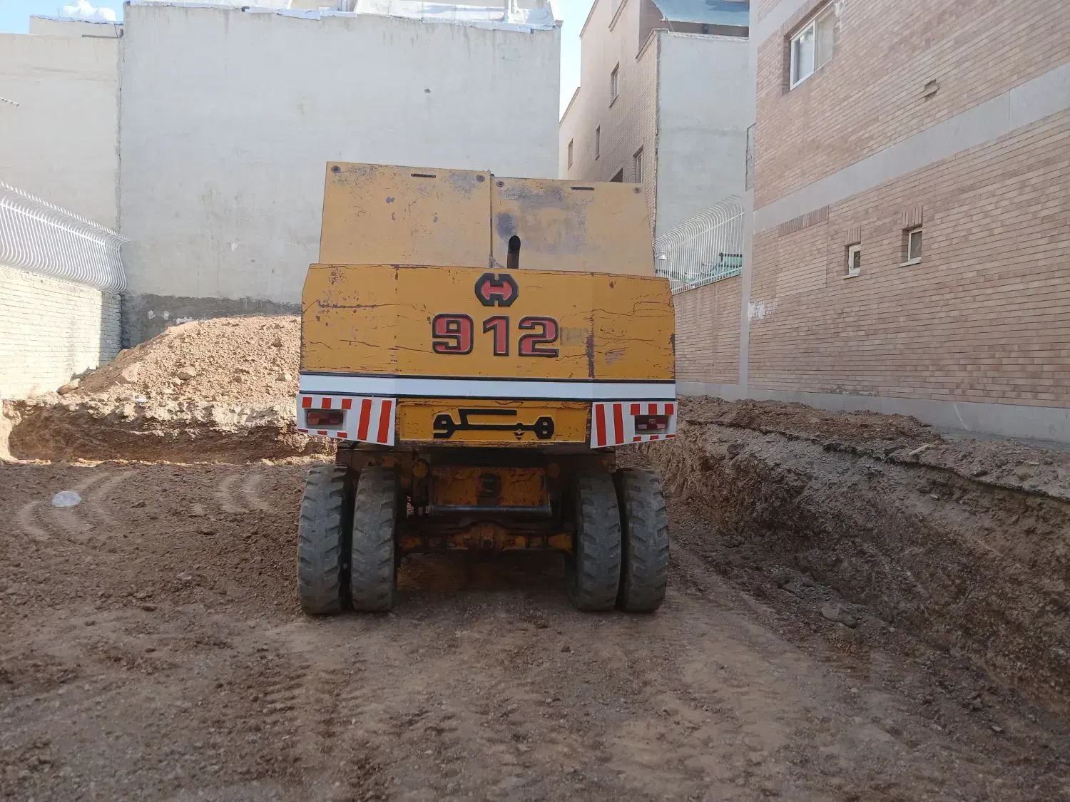 بیل لاستیکی ۹۱۲|خودرو سنگین|اصفهان, بهارستان|دیوار