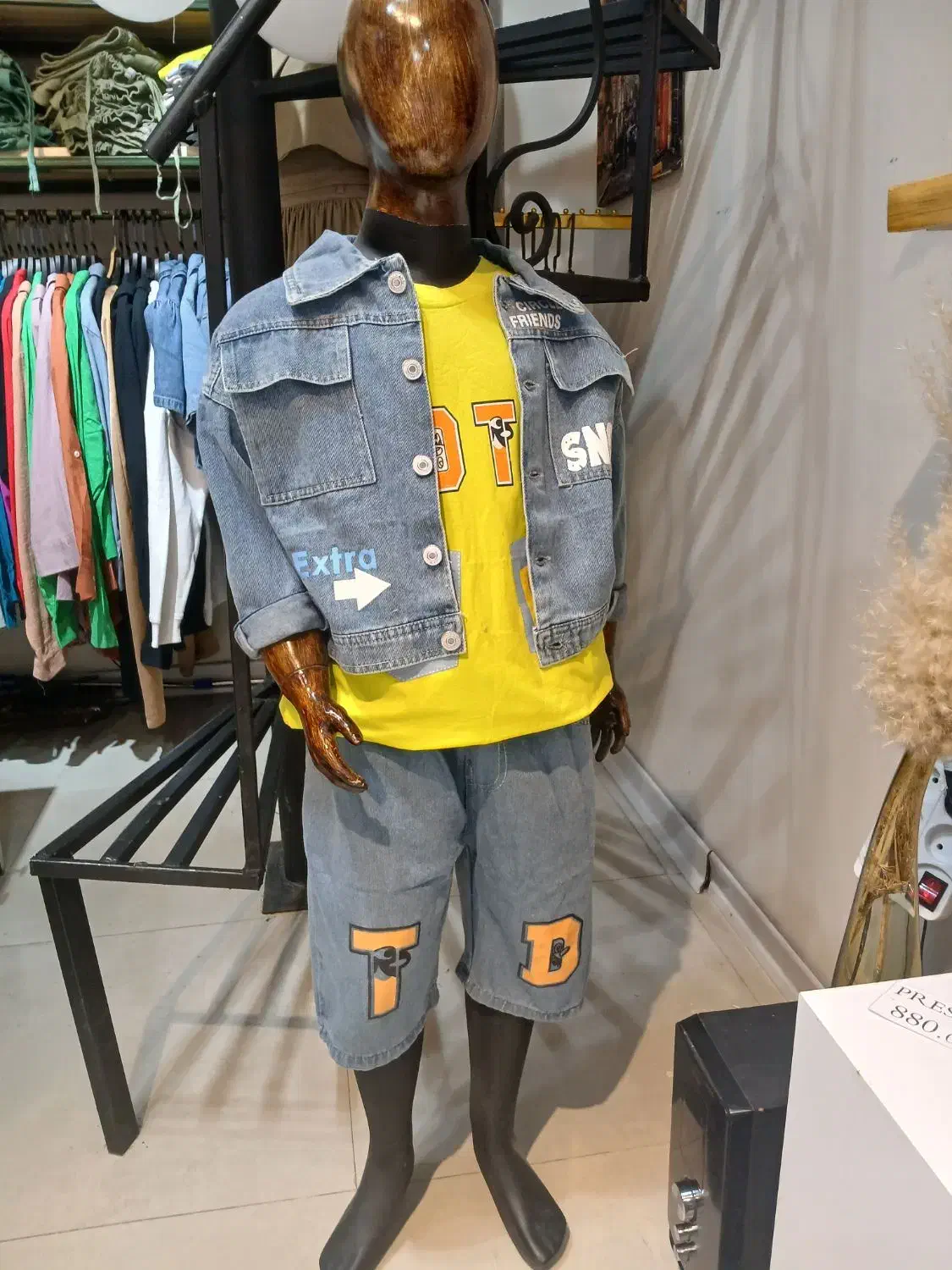 مانکن بچگانه|فروشگاه و مغازه|اندیشه, اندیشه فاز ۳|دیوار