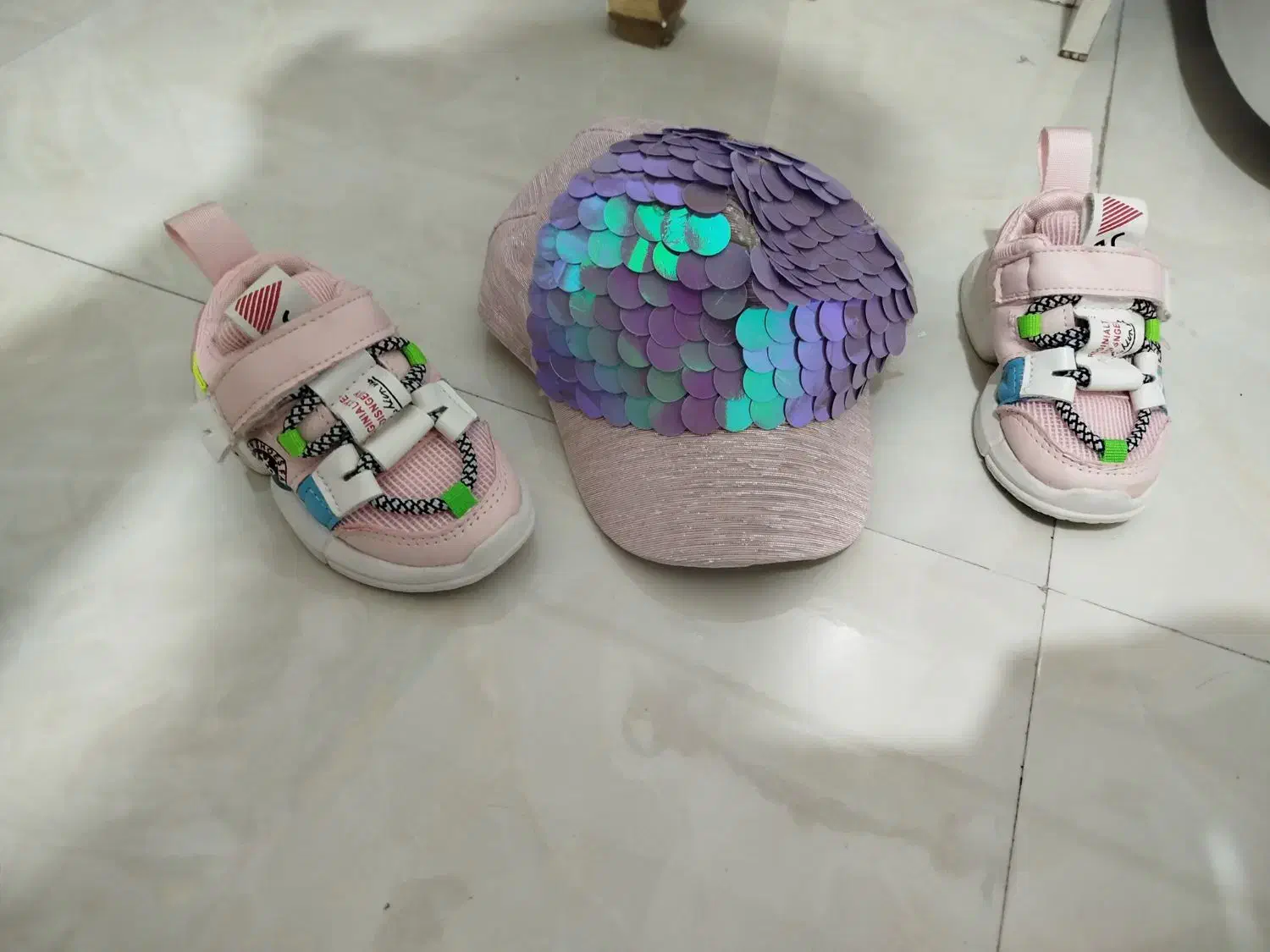 کفش نو|کیف، کفش، کمربند|رشت, شهریاران|دیوار