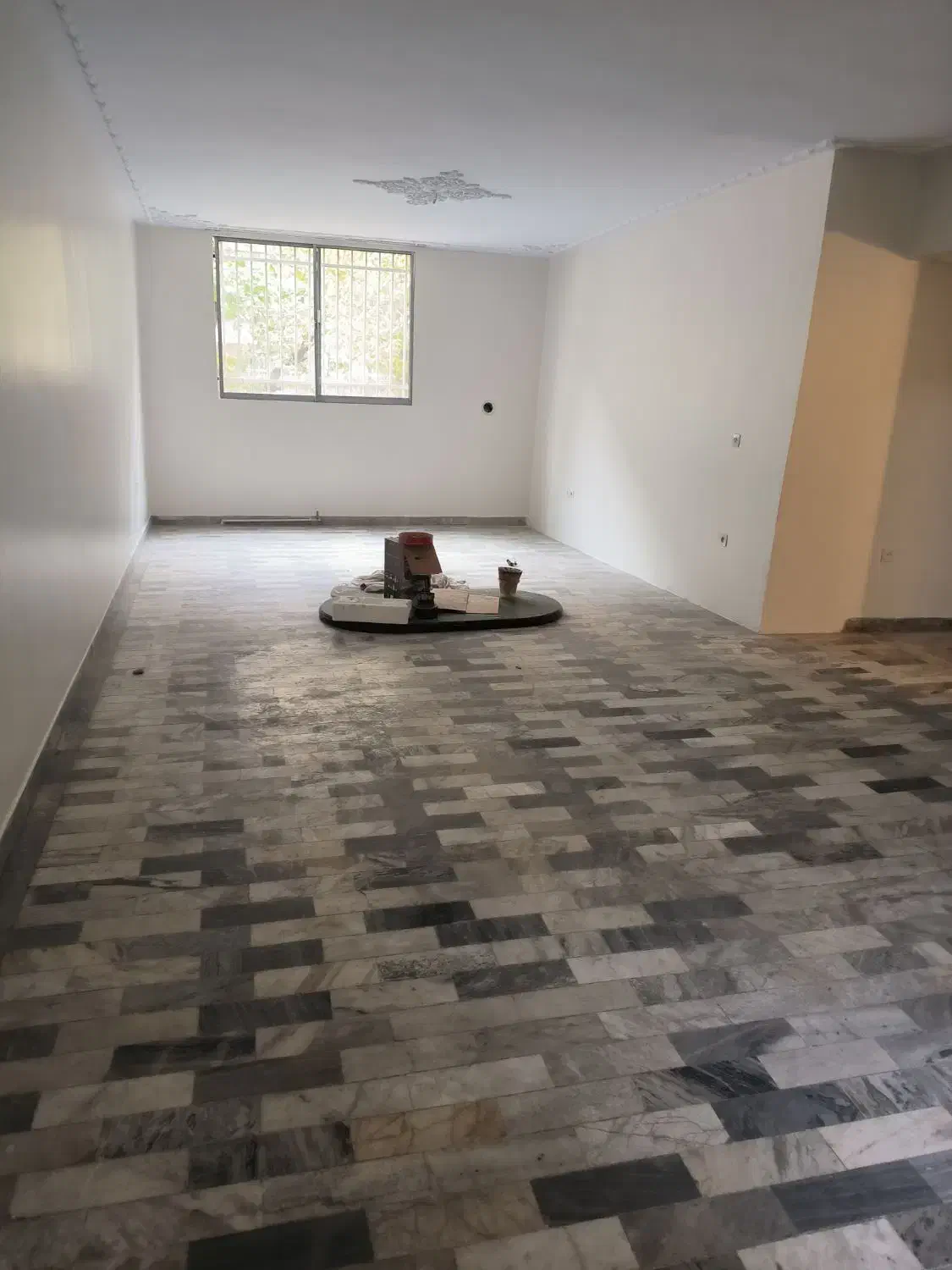 آپارتمان فلکه اول ۱۰۰ متر دو خواب طبقه اول