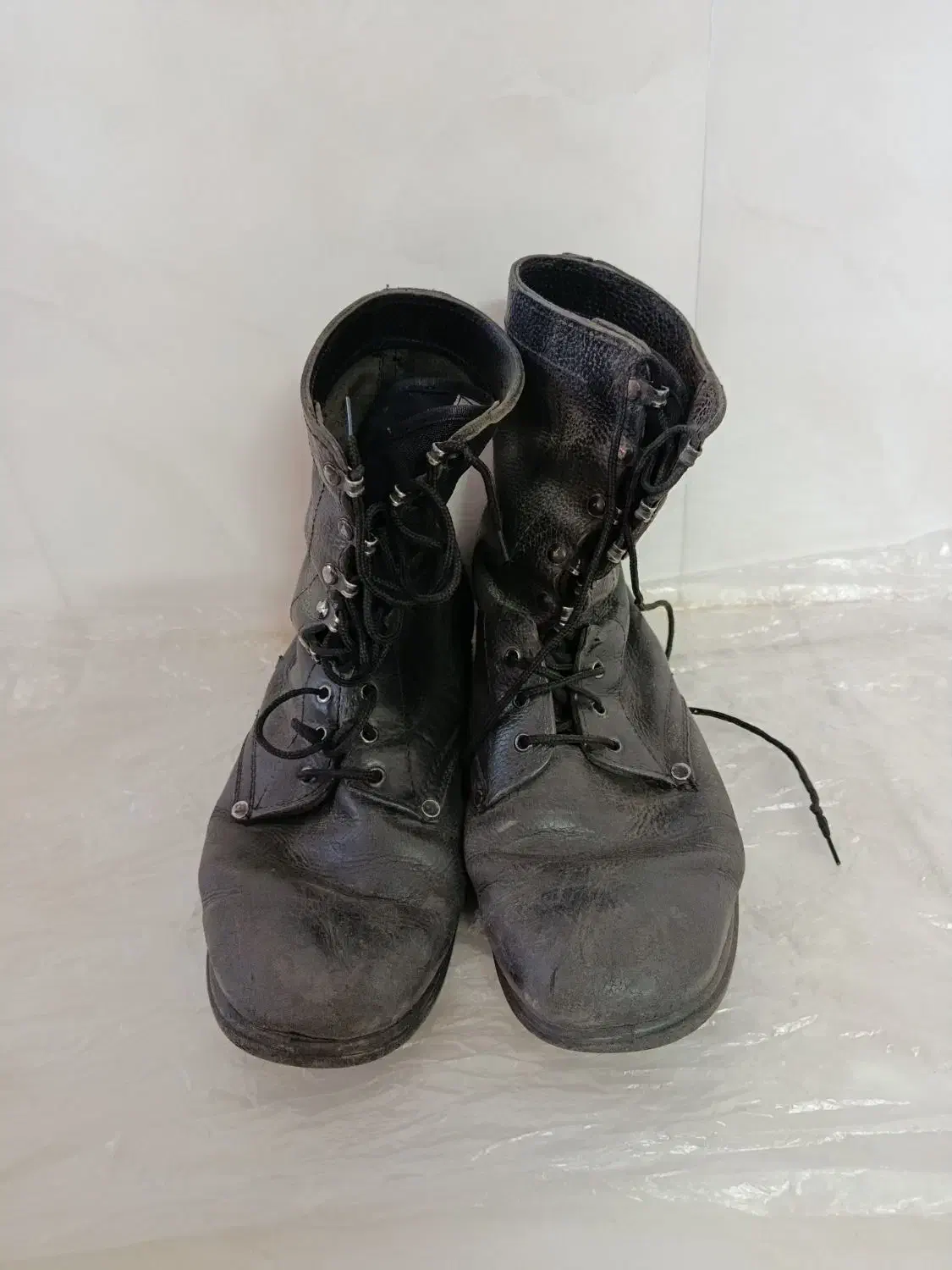 پوتین سربازی|کیف، کفش، کمربند|نیشابور, گنبد سبز|دیوار