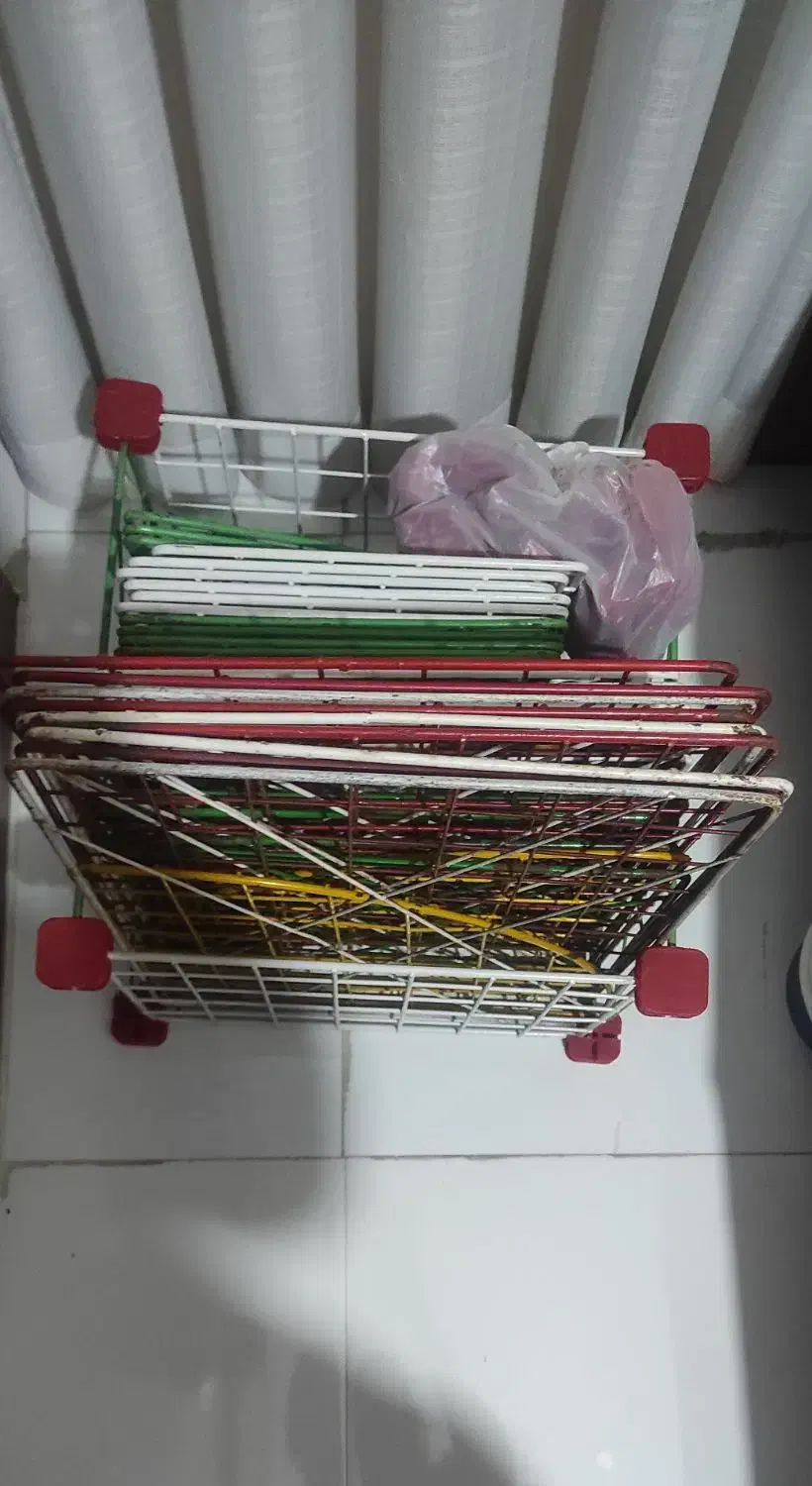 قفسه کتاب حدودا سه طبقه و حدود ده قفسه داره|کتابخانه، شلف، قفسههای دیواری|رشت, نظری|دیوار