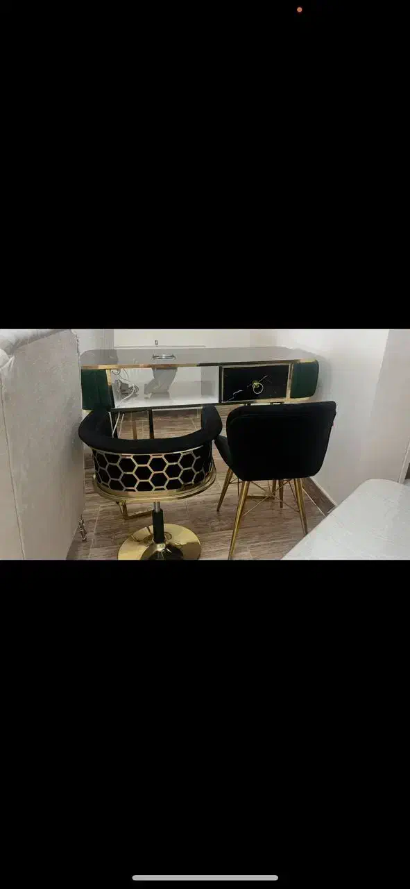 میز و صندلی های ناخن کار|آرایشگاه و سالن‌های زیبایی|ارومیه, |دیوار