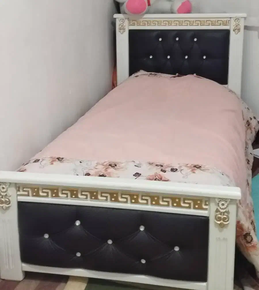 تخت خواب چوبی مقاوم در حد نو|مبلمان خانگی و میز عسلی|مرند, |دیوار