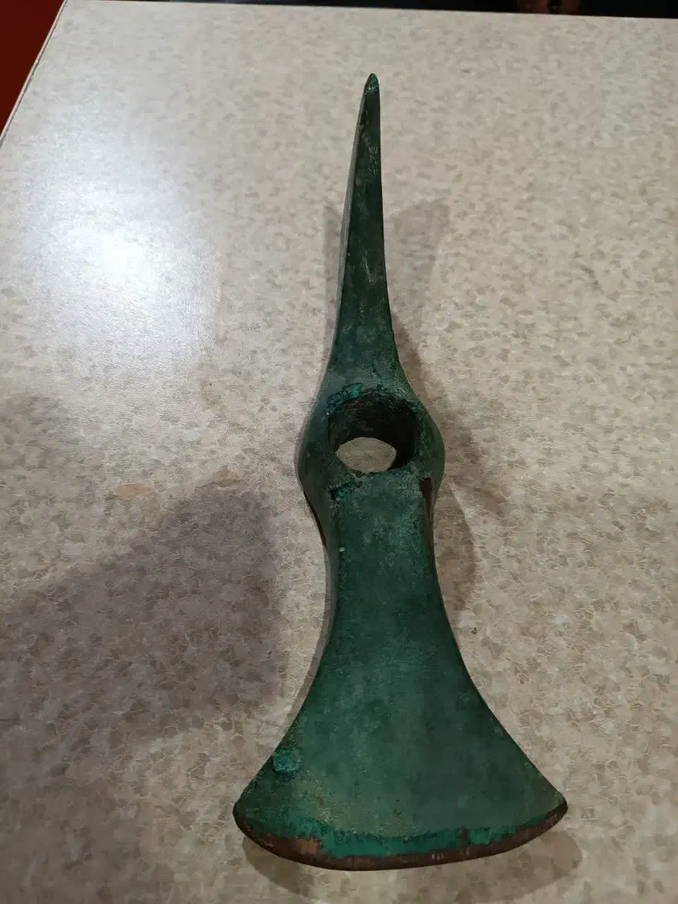 تیشه قدیمی از جنس مس|کلکسیون اشیاء عتیقه|رودسر, |دیوار