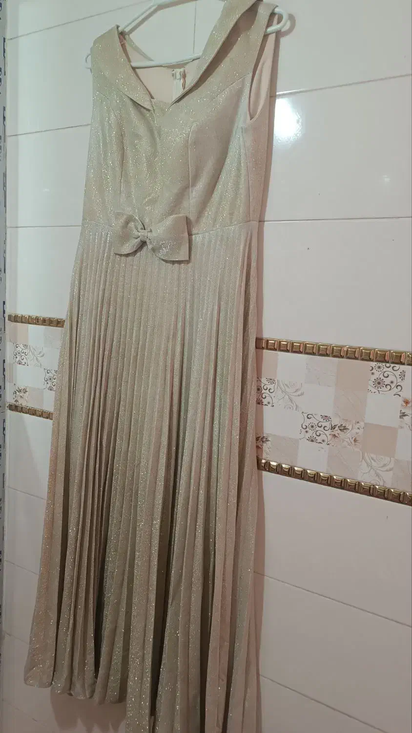 چند تیکه لباس|لباس|خاوه, |دیوار