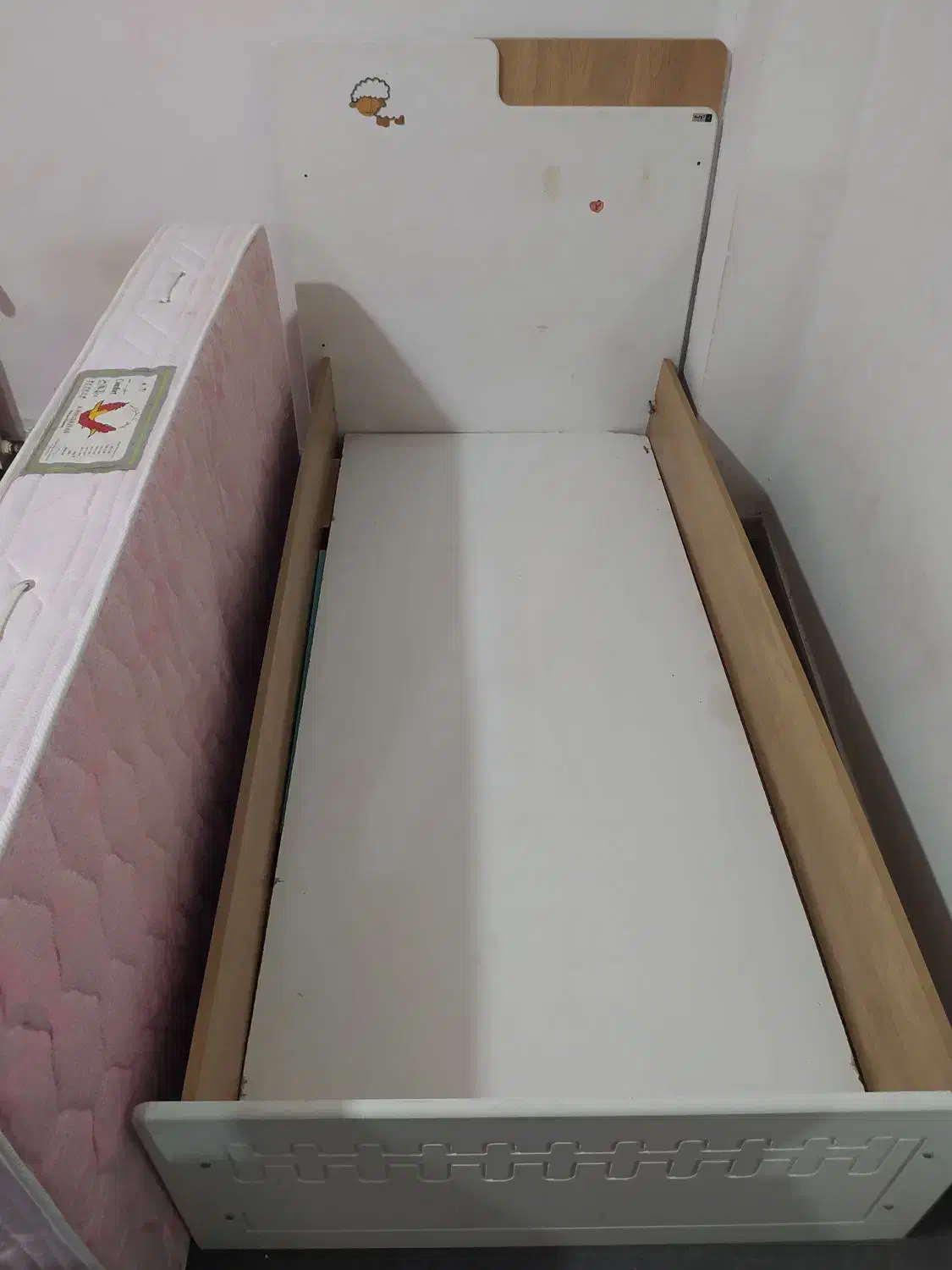 تخت کودک|تخت و صندلی بچه|آبیک, |دیوار