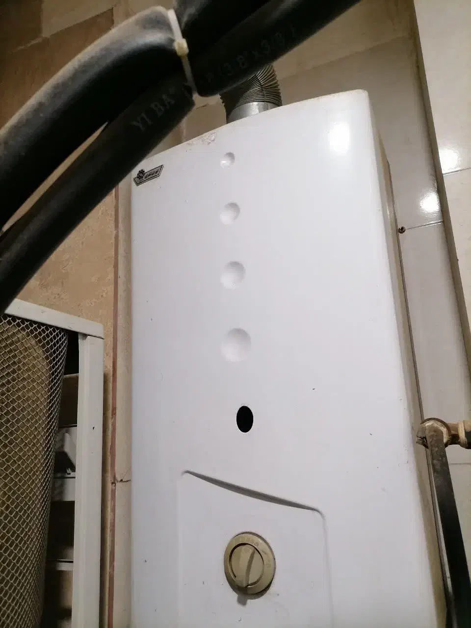 آبگرمکن سالم و تمیز و در حال کار|آبگرمکن، پکیج، شوفاژ|اهواز, کوی باهنر|دیوار