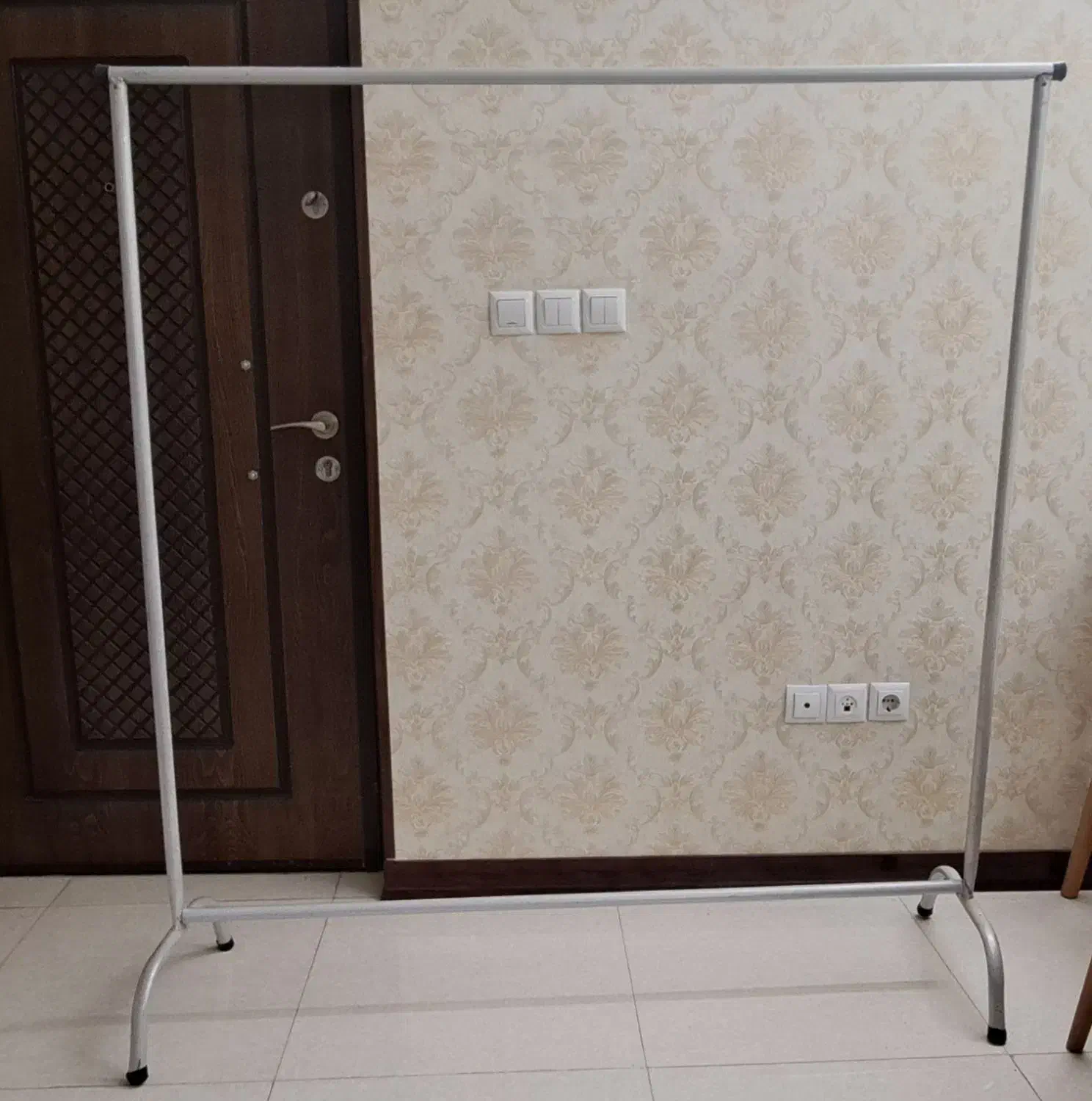 رگال لباس|بندرخت و رخت‌آویز|شیراز, زرهی|دیوار