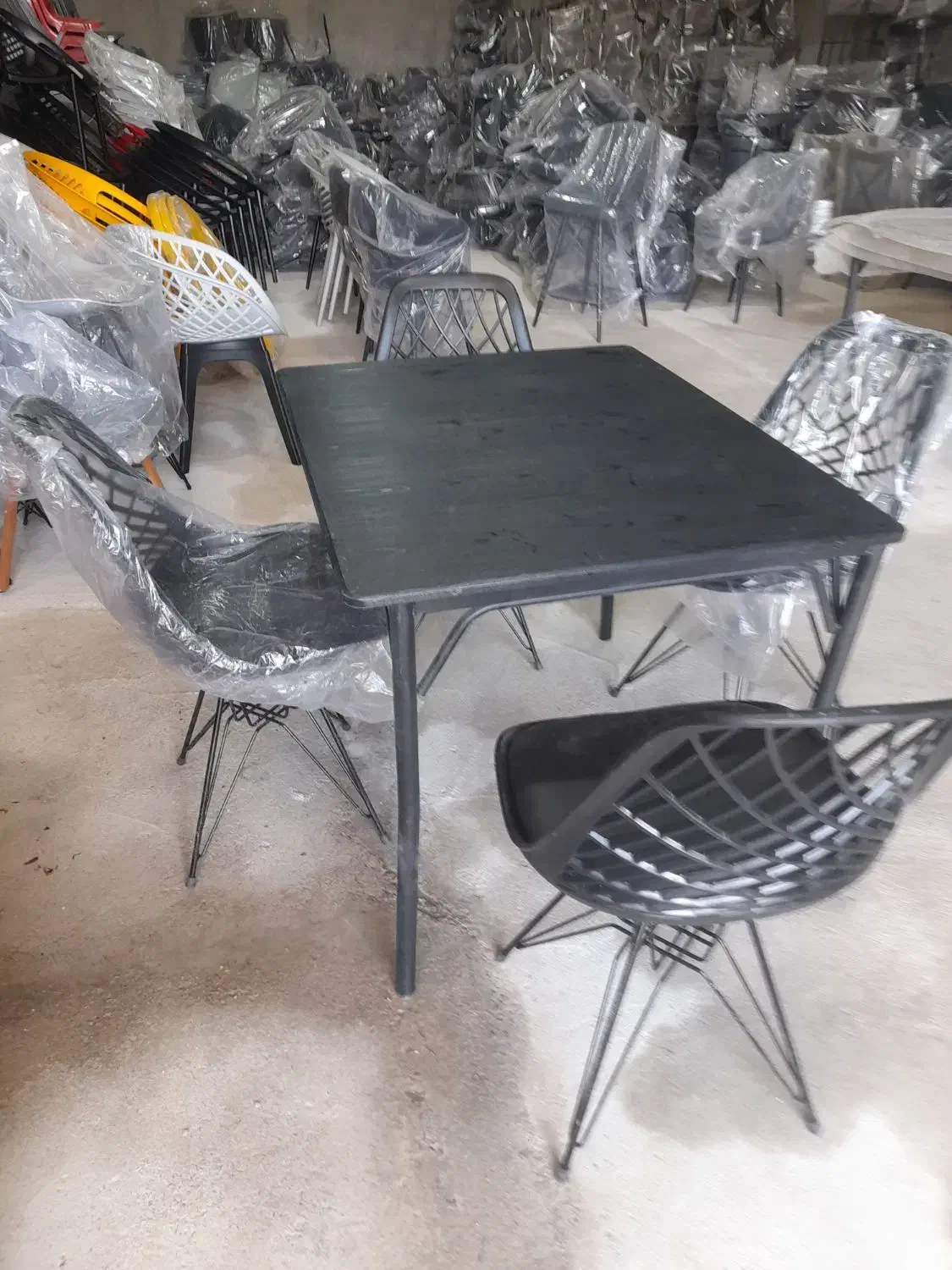 صندلی پایه چوبی سبز|کافیشاپ و رستوران|یزد, |دیوار