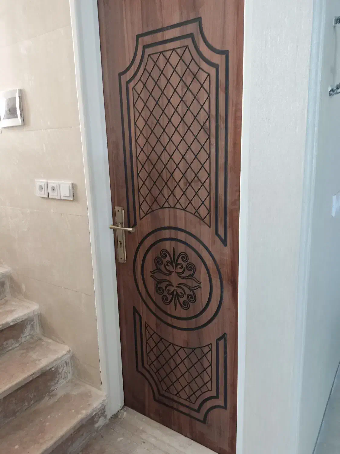 نصاب درب چوبی|خدمات پیشه و مهارت|یزد, |دیوار