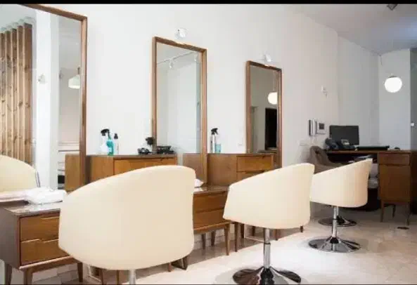 اجاره صندلی و میز در سالن زیبایی|خدمات آرایشگری و زیبایی|بروجرد, |دیوار
